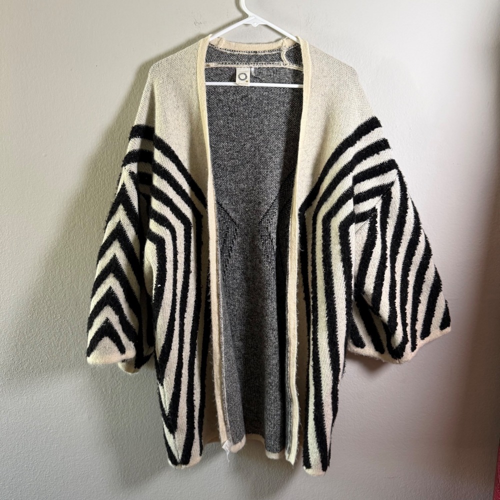 Akemi + Kin Anthropologie Black Cream Geometric Chevron Open Front Cardigan OS